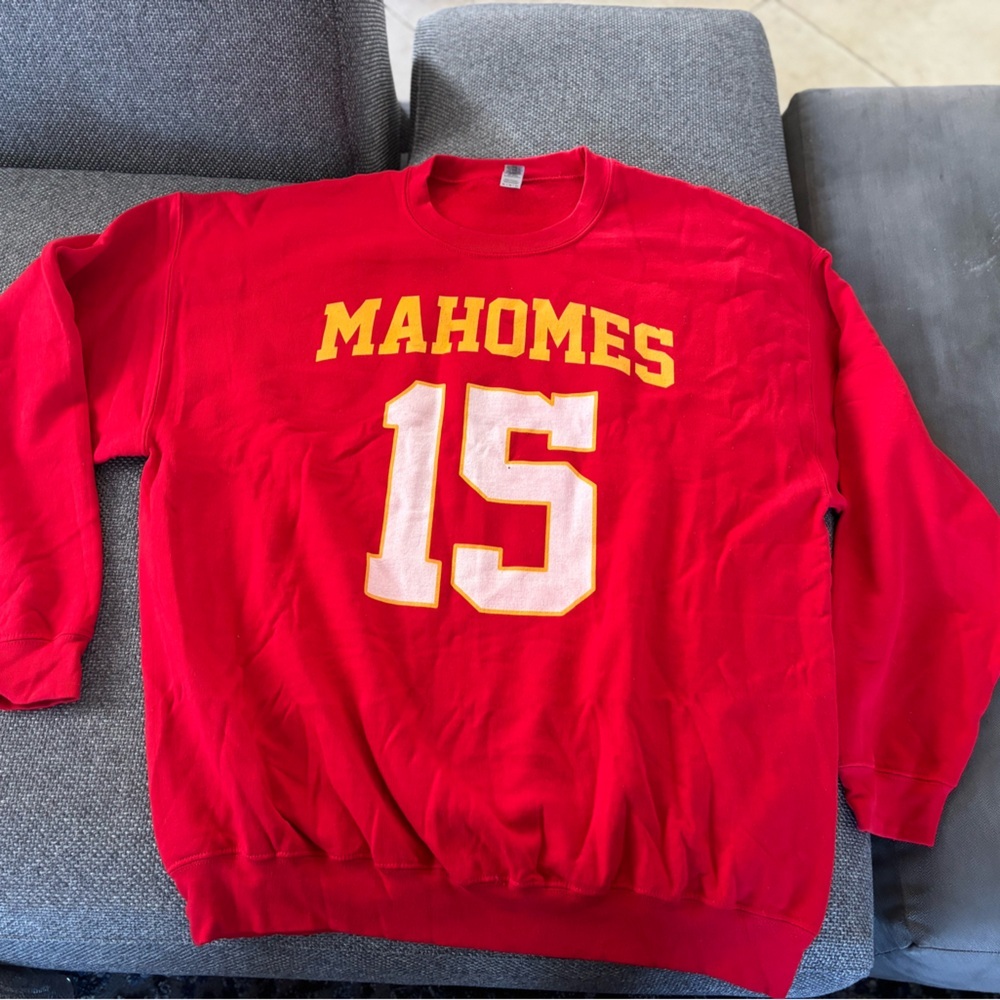Red Mahomes 15 Sweatshirt New‎ with-ought tag